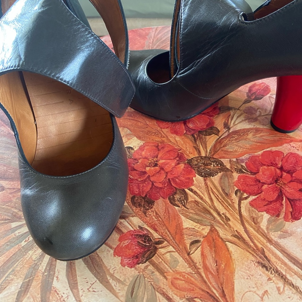 Elegant Black Leather Heels with Red Accent